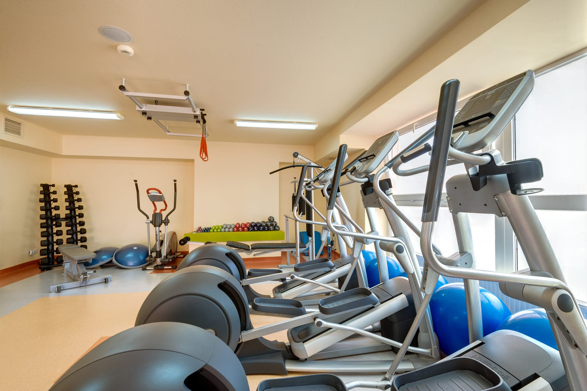 Fitnessraum im Hotel Akces mit modernen Geräten