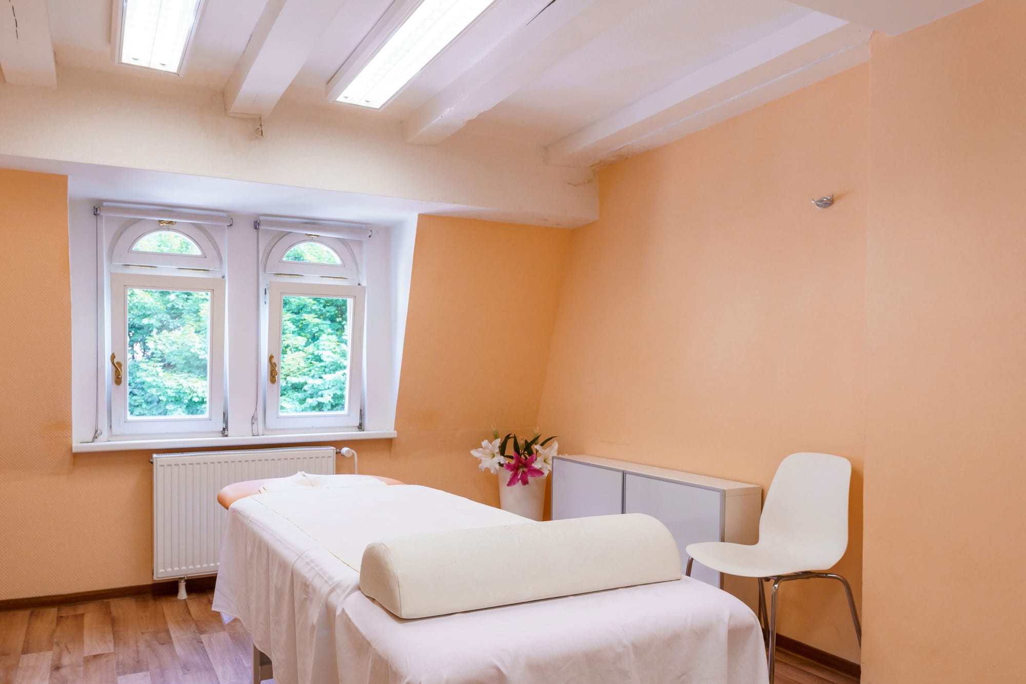 Massageliege im Wellnessbereich