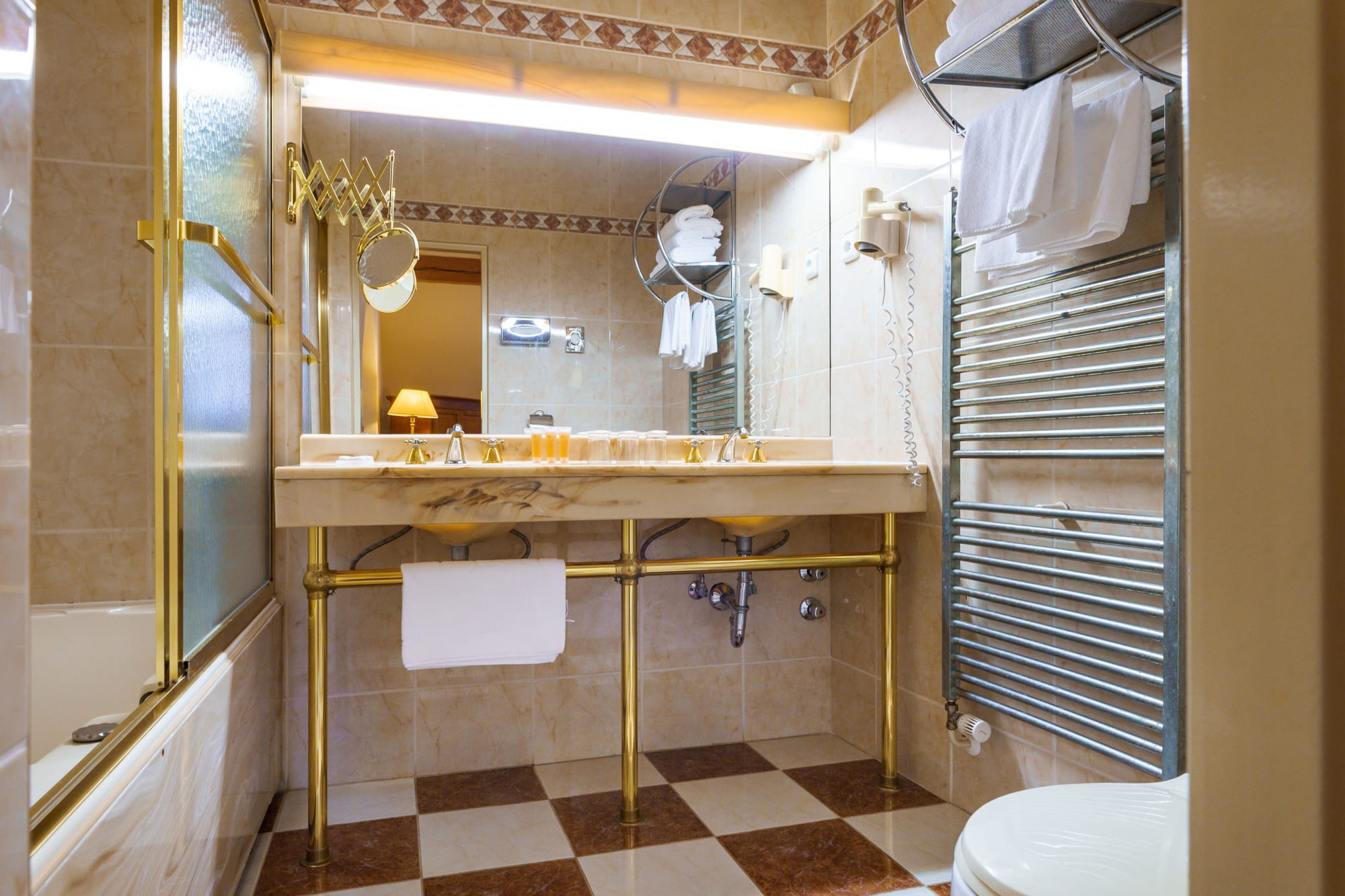 Badezimmer im Dreibettzimmer