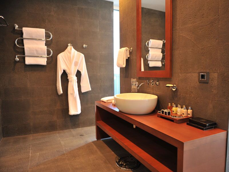 Doppelzimmer im Avala Resort mit gemütlicher Einrichtung