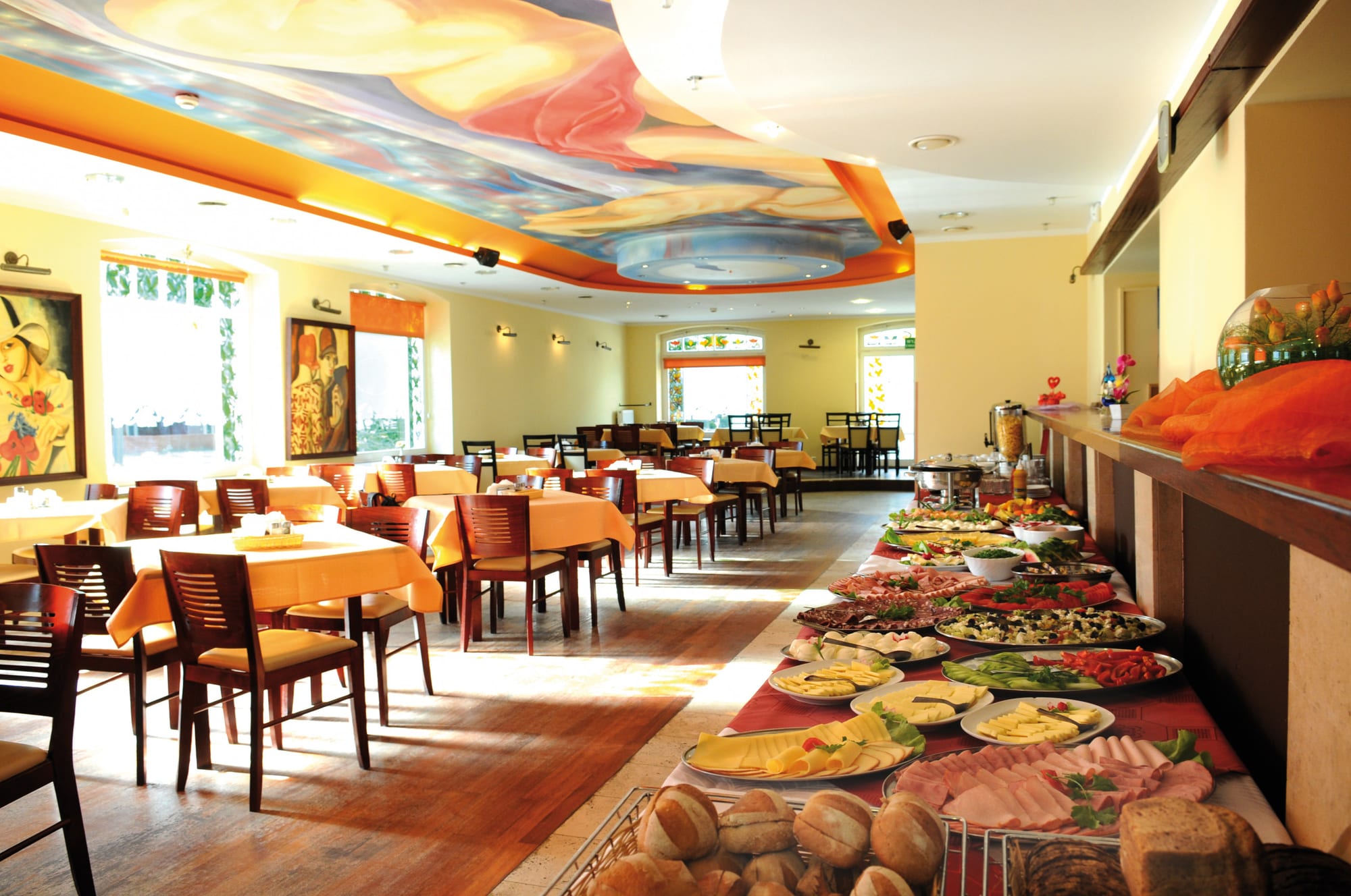 Helles Restaurant im Hotel Bursztyn