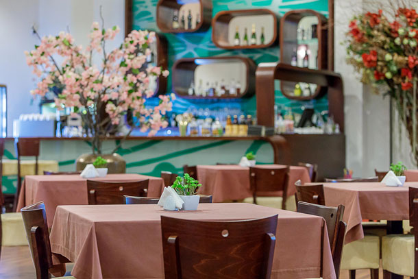 Tisch im Garten-Café des Hotels