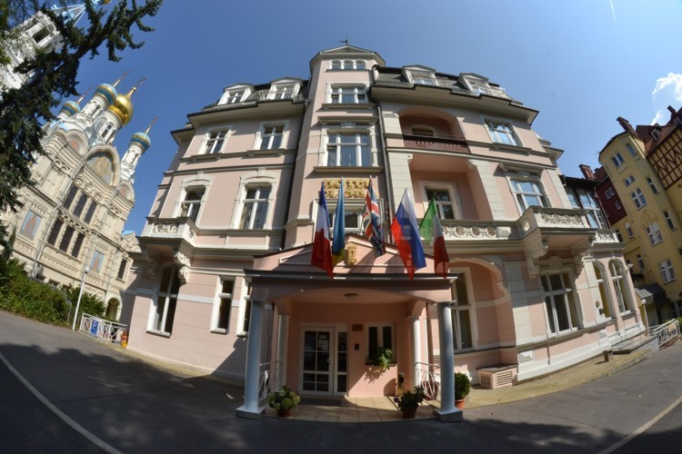 Fassade des Hotels Eliška bei Sonnenuntergang