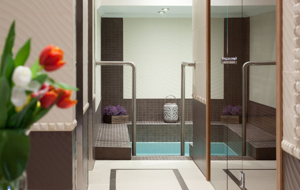 Abkühlbecken im Wellnessbereich