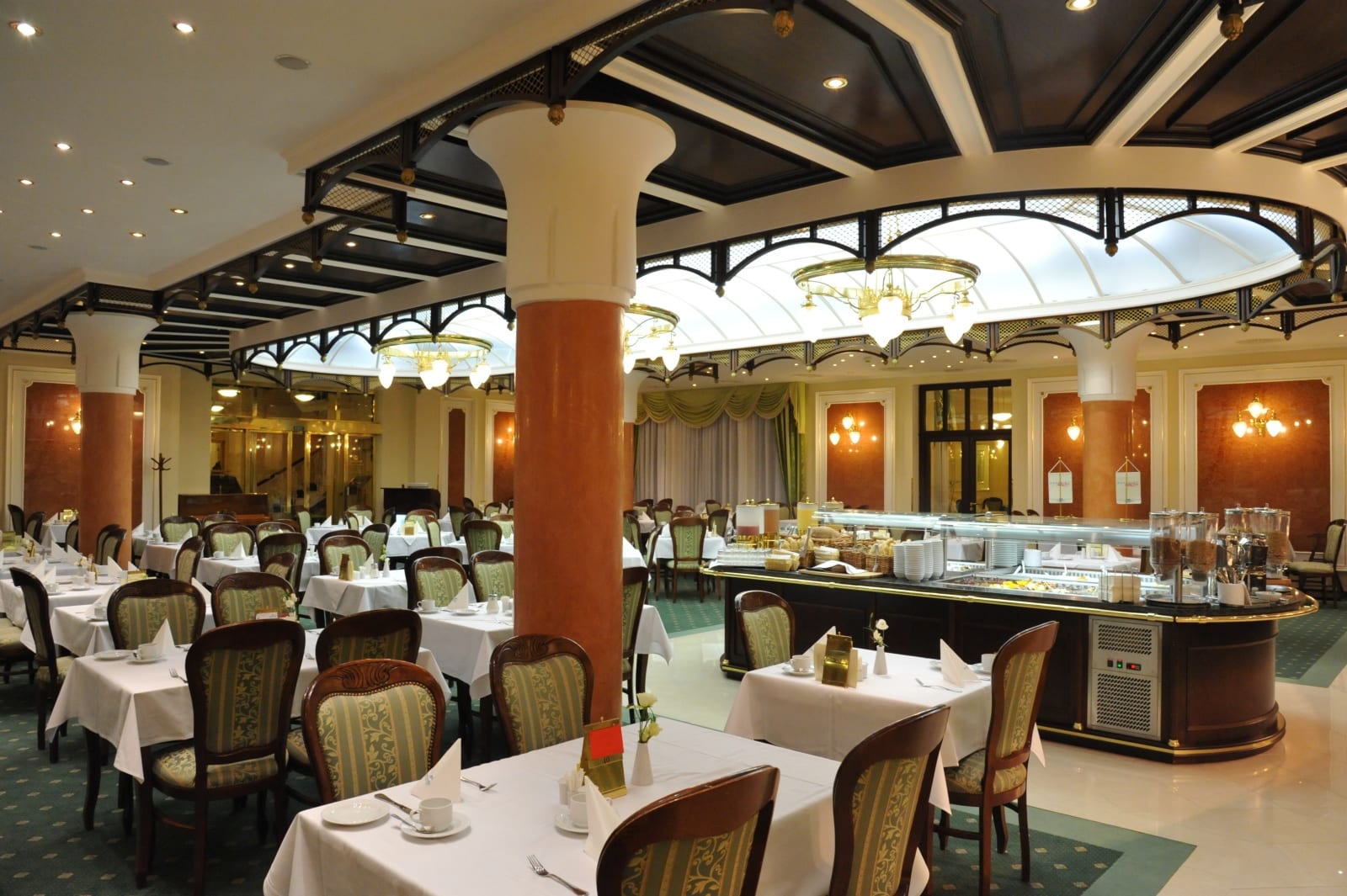 Elegantes Restaurant im Health Spa Resort Nove Lazne