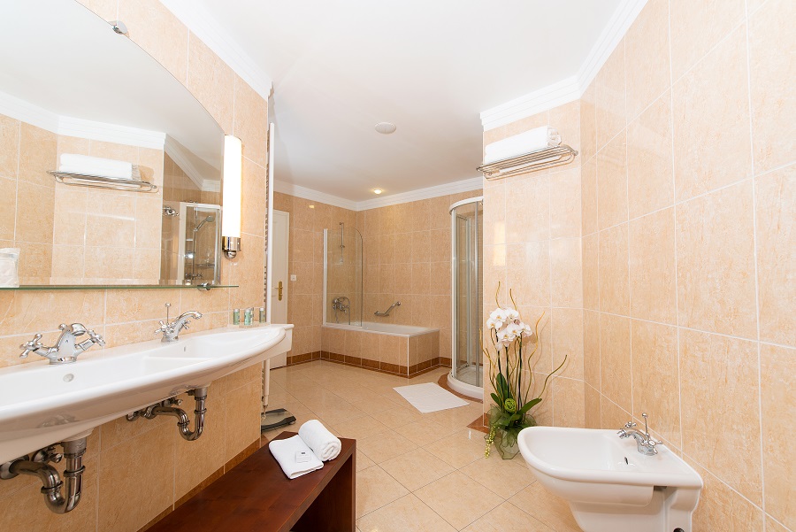 Elegantes Badezimmer in der Suite