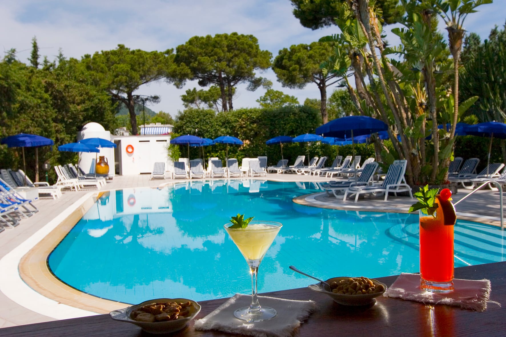 Schwimmbad mit Liegen im Hotel Hermitage & Park Terme