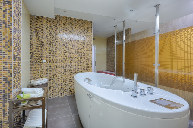 Schwimmbad im Hotel Iris mit Liegen