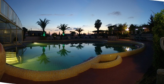Lobby des Hotels Ischia mit modernen Möbeln