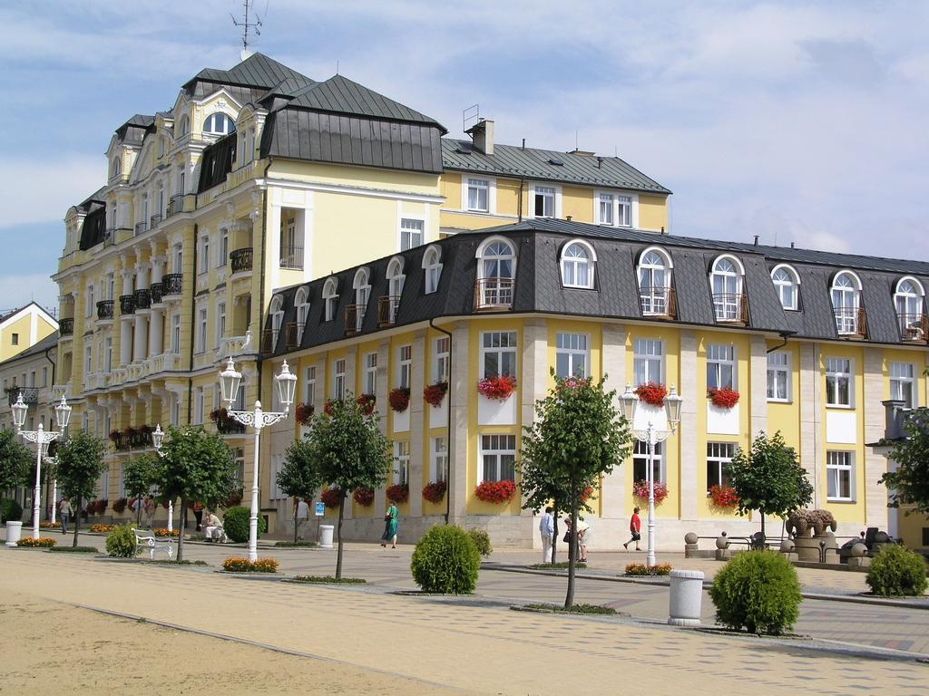 Außenansicht des Hotels Kijev bei Sonnenuntergang