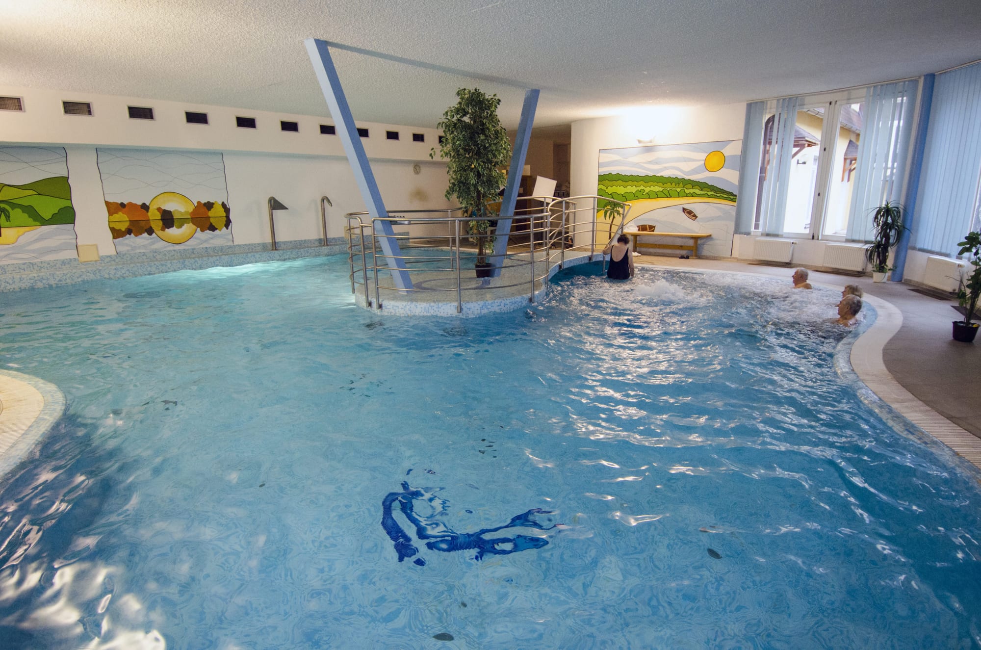 Schwimmbad im Kurhaus Erika mit Liegen