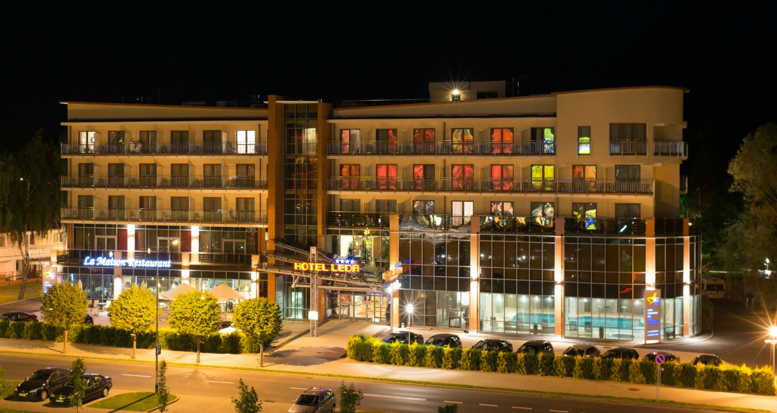 Fassade des Hotels Leda SPA bei Nacht
