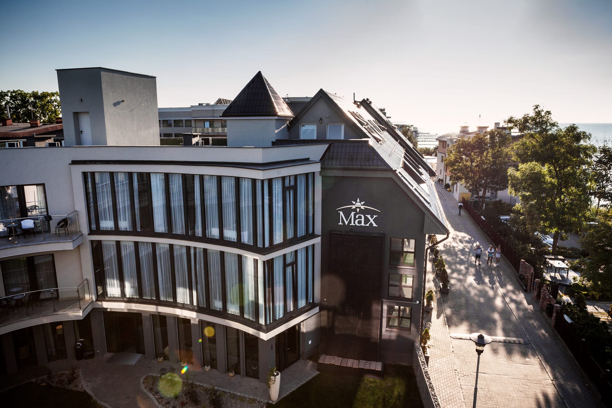 Schwimmbad im Hotel Max mit entspannender Atmosphäre