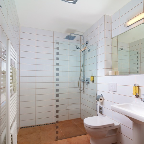 Moderne Dusche im Badezimmer