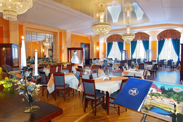Schwimmbad im Hotel Polonia mit entspannender Atmosphäre
