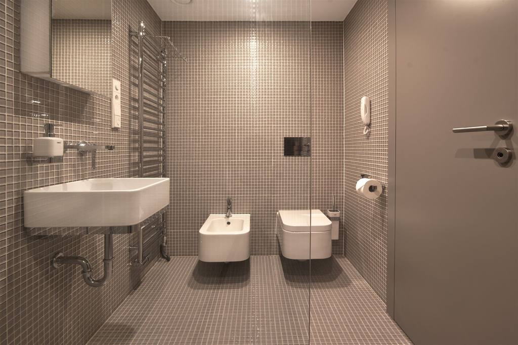 Designzimmer mit modernem Badezimmer