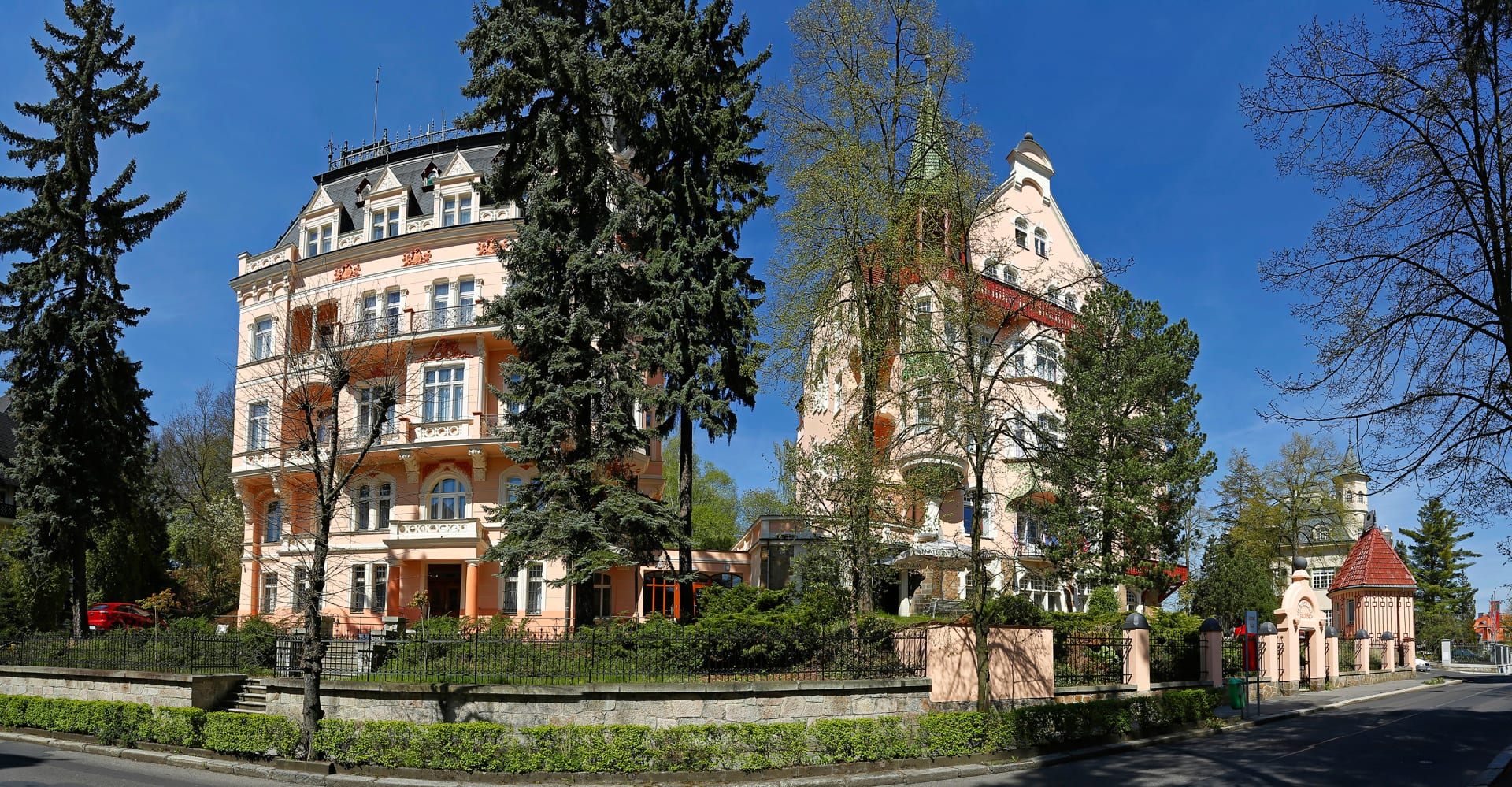 Panoramablick auf die Gartenanlage des Hotels