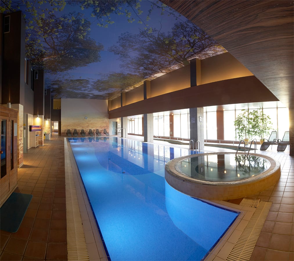 Panoramablick auf das Schwimmbad
