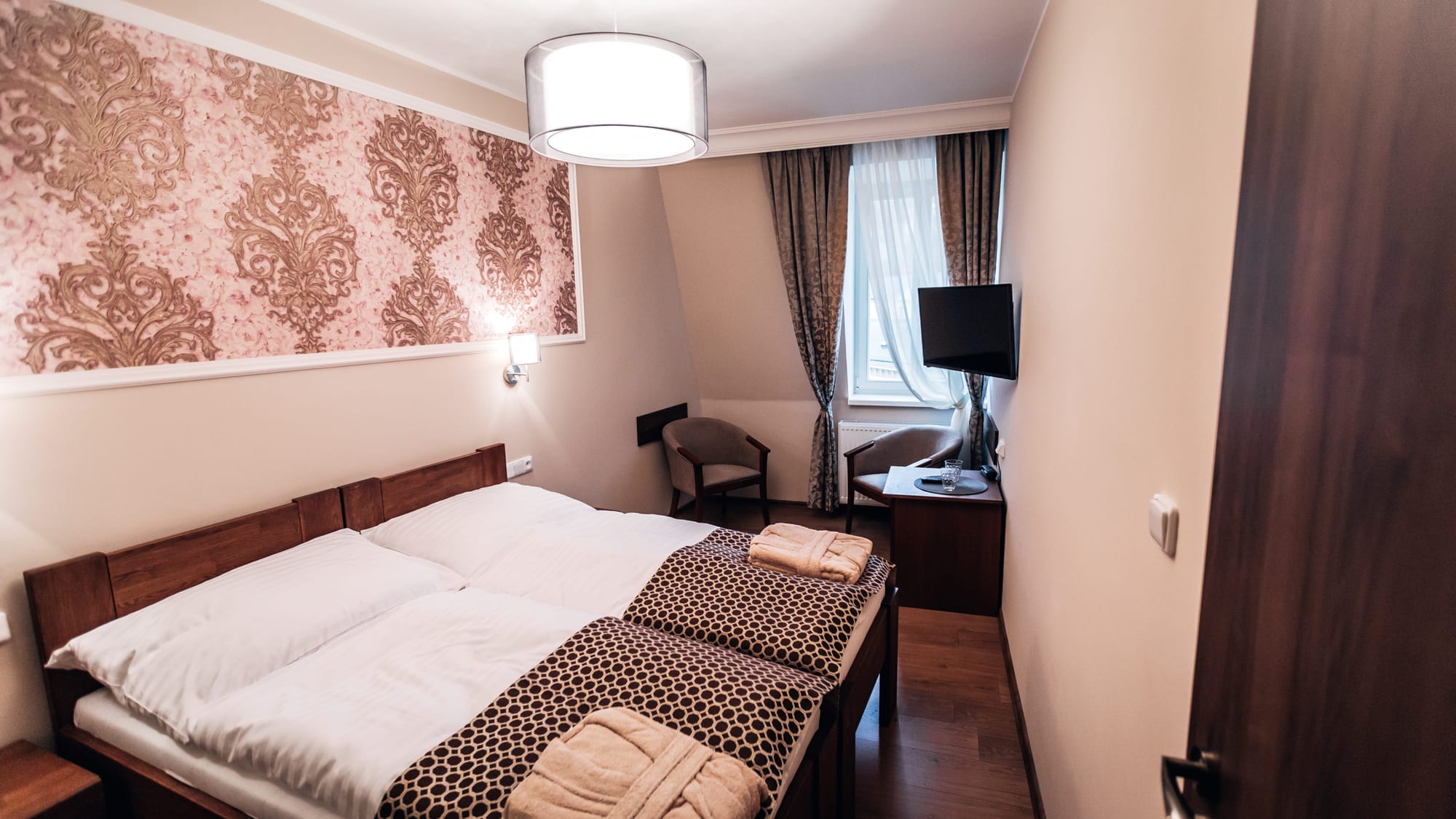 Doppelzimmer im Star Hotel mit gemütlicher Einrichtung