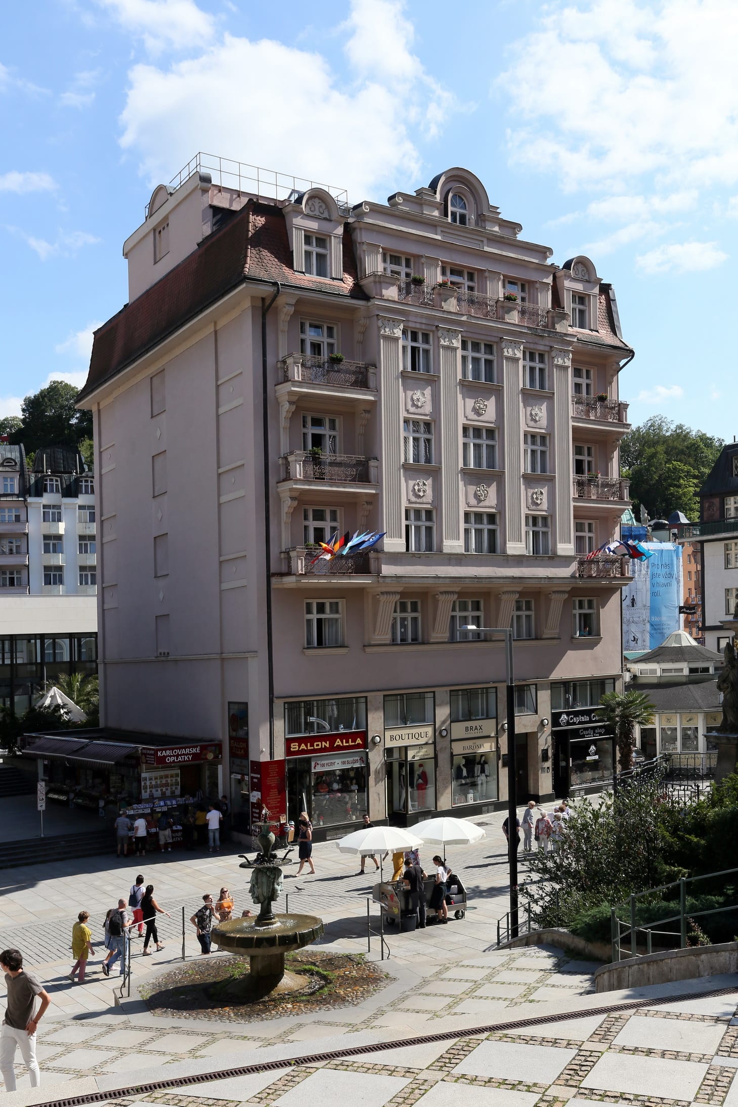 Moderne Fassade des Hotels Wolker